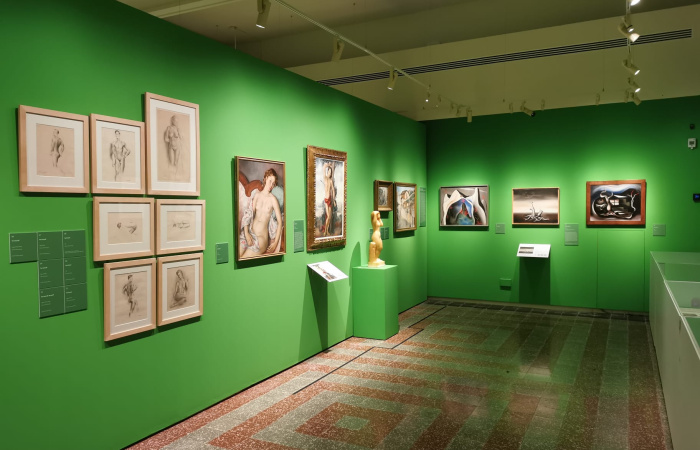 Museus de Sitges presenta l’exposició retrospectiva més gran feta mai d’Artur Carbonell, on es recullen íntegrament totes les seves facetes: pintor, director de teatre i escenògraf sitgetà L’exposició Artur Carbonell. Més enllà de la màscara reuneix més d