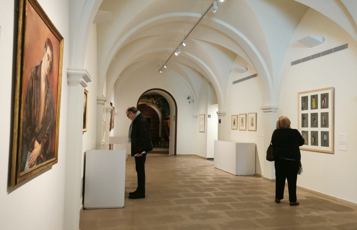 Museus de Sitges presenta l’exposició retrospectiva més gran feta mai d’Artur Carbonell, on es recullen íntegrament totes les seves facetes: pintor, director de teatre i escenògraf sitgetà L’exposició Artur Carbonell. Més enllà de la màscara reuneix més d Museus de Sitges presenta l’exposició retrospectiva més gran feta mai d’Artur Carbonell, on es recullen íntegrament totes les seves facetes: pintor, director de teatre i escenògraf sitgetà L’exposició Artur Carbonell. Més enllà de la màscara reuneix més d