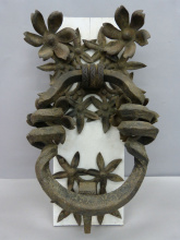 Picaporta d'anella. 1903-105. Ferro forjat. Josep Puig i Cadafalch (Mataró, 1867 - Barcelona, 1956)