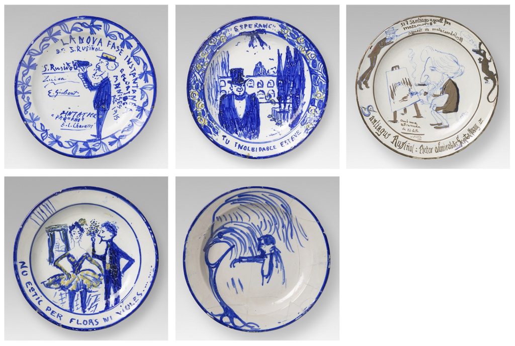 Cinc plates il·lustrades, de diferents autors.
Manises (València) i ciutat de València, cap al 1911-1925.
Pisa esmaltada en groc, blau, verd i daurat.
Museu del Cau Ferrat, Sitges. Col·lecció Santiago Rusiñol