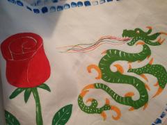 Imatge de un drac i una rosa pintats a un mocador