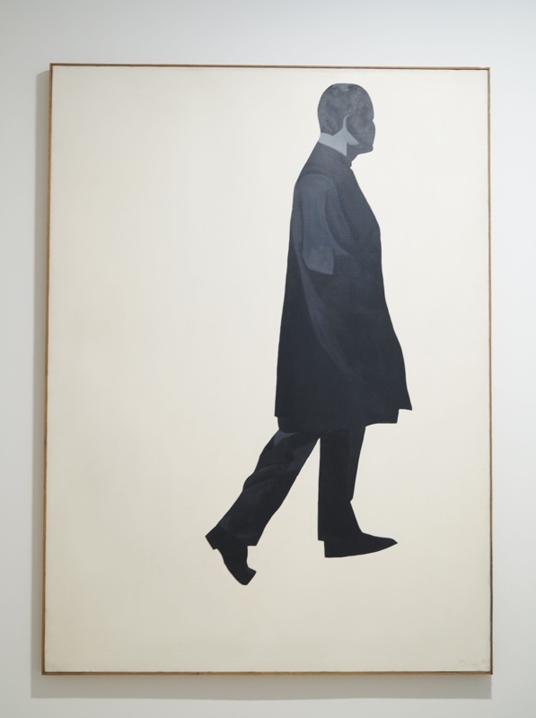 Imatge de l'obra, un senyor vestit de negre mira a l'infinit
