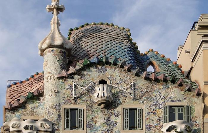 Part superior de la façana de la Casa Batlló. Recreació de la pell d'un drac.