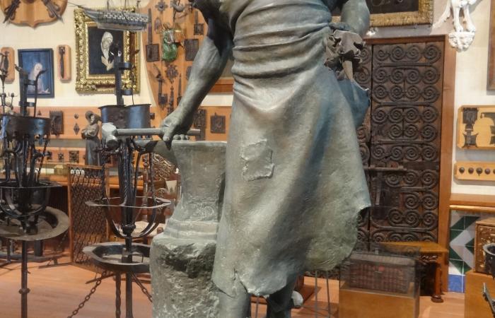 Escultura d'Enric Clarasó "El fojrador català" al Gran Saló del Museu del Cau Ferrat