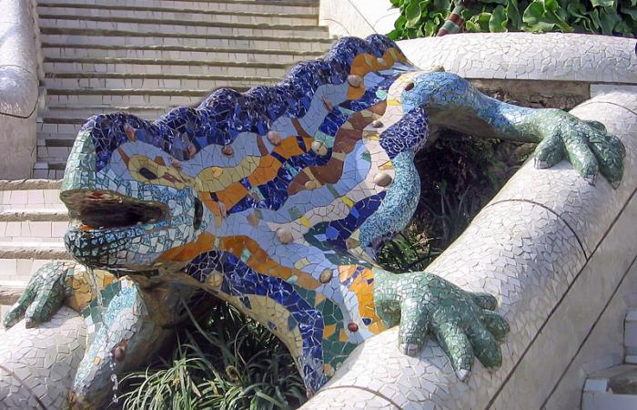 Font d'entrada del Park Güell de Gaudí amb la famosa imatge del drac de trencadís. 