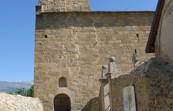 Vista de l’entrada a l’església de Sant Marti d’Ix presa des del mateix punt de vista que la va prendre Rusiñol, amb la porta ferrada al fons. “Foto: Monumentum”