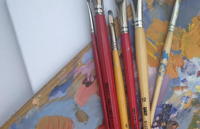 Pinzells i paleta de pintor per realitzar el taller familiar dedicat a l'obra Hermen Anglada-Camarasa