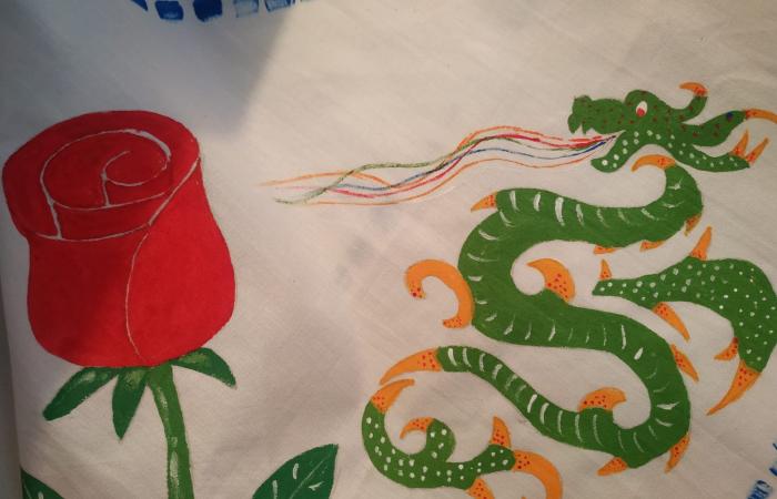 Imatge de un drac i una rosa pintats a un mocador